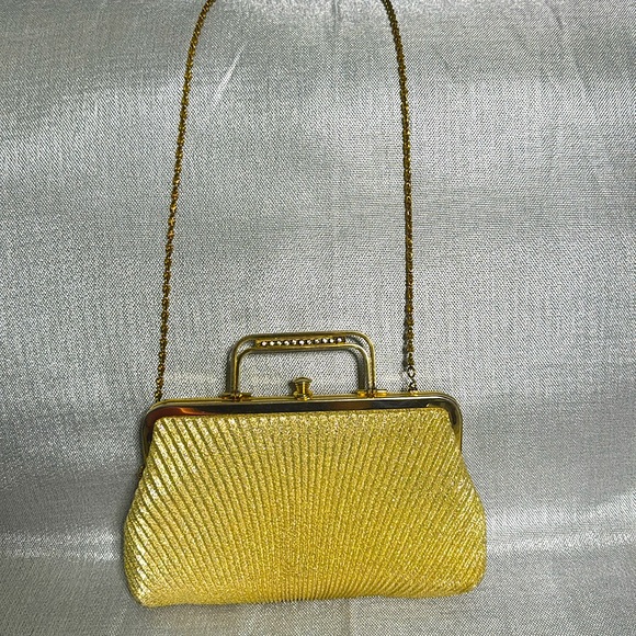 BEAUTIFUL GOLD HANDHELD PURSE. - Picture 1 of 4